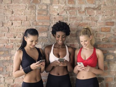 gym chicks on their phone