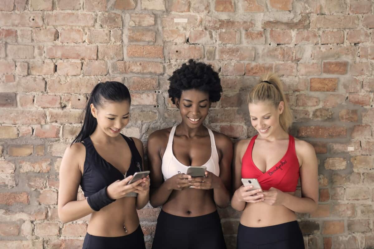 gym chicks on their phone